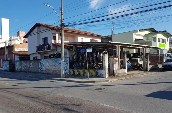CASA COMERCIAL ! MUITO BEM LOCALIZADA ! 