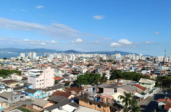 APARTAMENTO 2 QUARTOS ANDAR ALTO COM VISTA INCRIVEL