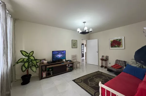 CASA INCRIVEL COM 3 QUARTOS E JARDIM