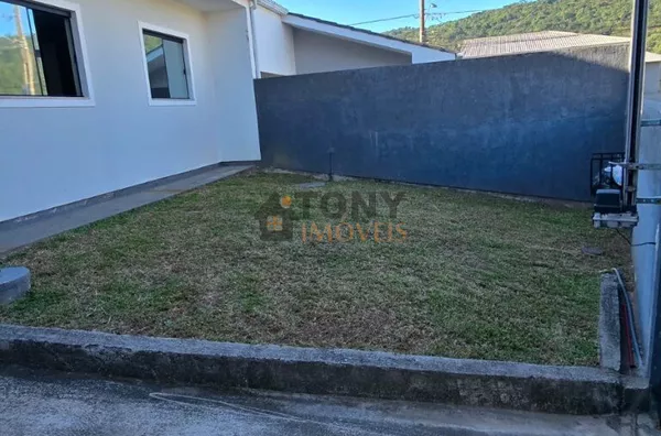 Casa e 3 dormitórios sendo 1 suíte à venda no bairro Potecas - São José - SC