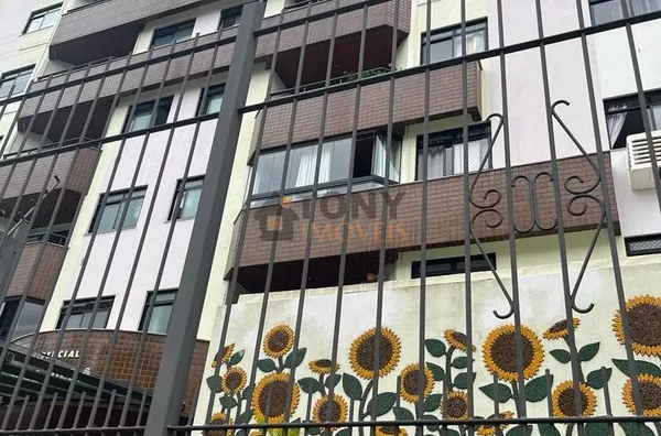 Campinas, dois dormitórios sendo um suíte, dois elevadores, garagem coberta, sol da manhã. 