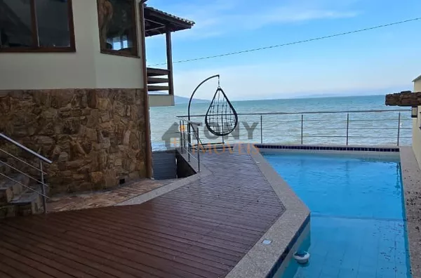 Casa exclusiva pé na areia com 3 suítes e com piscina de frente para o mar localizada em São Miguel - Biguaçú - SC
