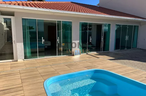 CASA COM 3 QUARTOS EM FRENTE A PRAIA DE FORA 