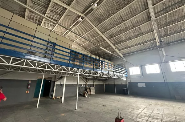 GALPÃO COM 2000M² PRIVATIVOS PERTO DA BR EM BIGUAÇU