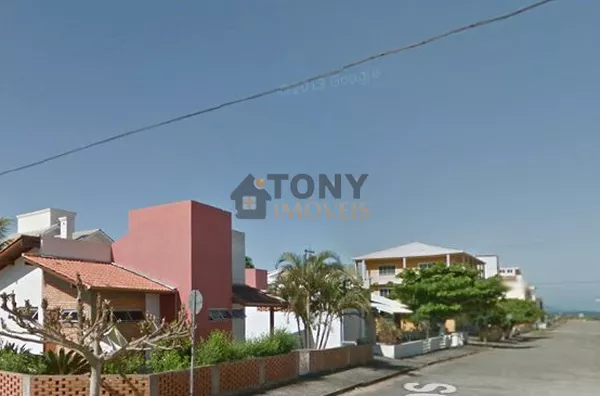 Ótima casa em excelente localização na praia de Palmas.