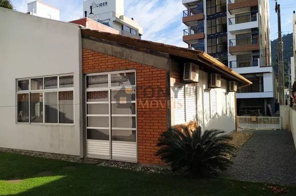 Ótima casa em excelente localização na praia de Palmas.