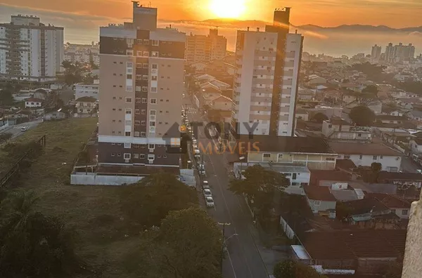 APARTAMENTO COM 2 QUARTOS  - BEM LOCALIZADO