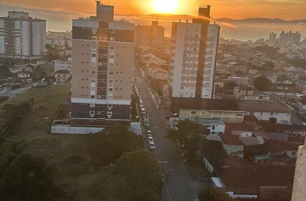 APARTAMENTO COM 2 QUARTOS  - BEM LOCALIZADO