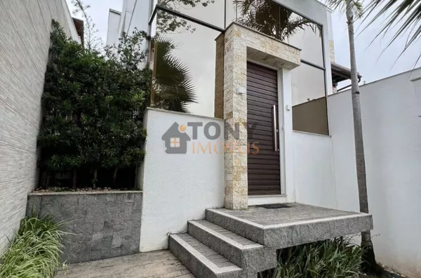 Bellissíma casa com 3 Quartos e 4 banheiros à Venda, 310 m² - Pedra Branca - Palhoça.