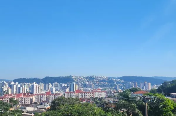 Sobrado de 3 quartos sendo duas suítes, localizado em Capoeiras - Florianópolis