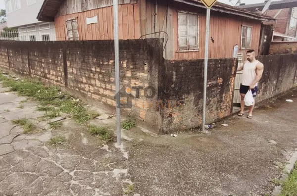 TERRENO DE ESQUINA COM 125M² BEM LOCALIZADO PERTO DE AREIAS 
