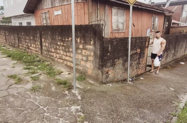 TERRENO DE ESQUINA COM 125M² BEM LOCALIZADO PERTO DE AREIAS 