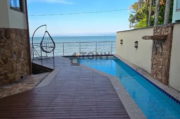 Casa exclusiva pé na areia com 3 suítes e com piscina de frente para o mar localizada em São Miguel - Biguaçú - SC