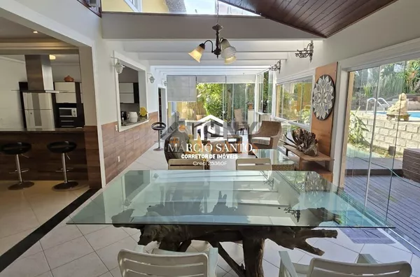 Casa residencial de alto padrão, em condomínio fechado, com 665 m², possui 5 dormitórios, sendo 4 suítes. Localizada no Bosque das Mansões - São José.