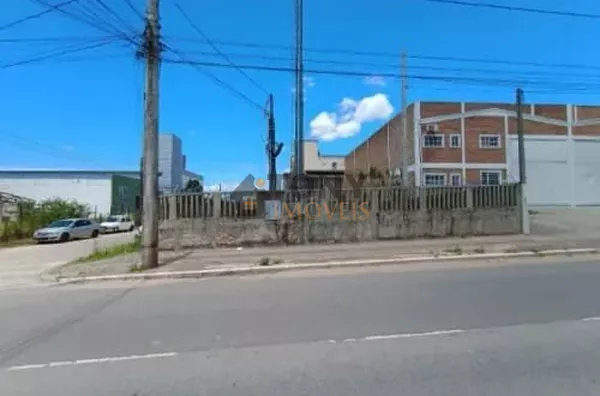 Terreno comercial de 563m2 com excelente localização na avenida das Torres  em São José - SC