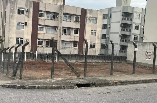 TERRENO COM VIABILIDADE PARA 8 PAVIMENTOS - ACEITA PERMUTA
