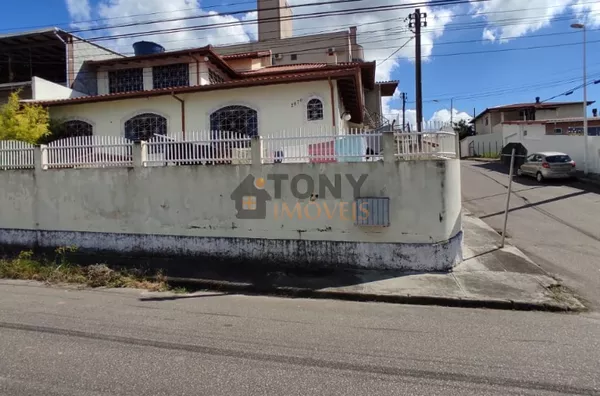 Casa legalizada, 4 dorm. suíte c. banheira.