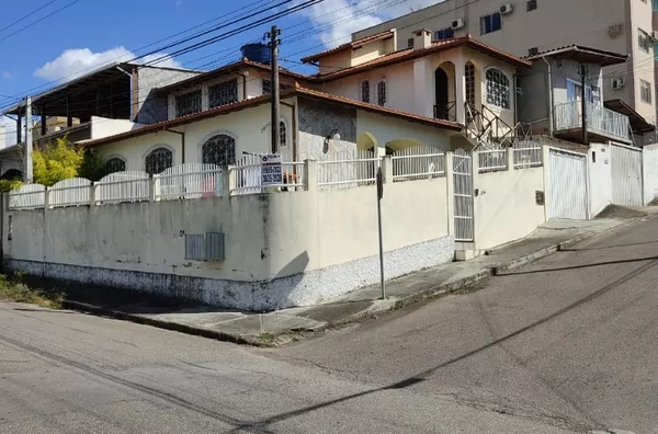 Casa legalizada, 4 dorm. suíte c. banheira.
