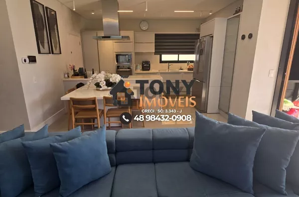 Casa imponente com 3 dormitórios, todos com suíte e closet, e uma área gourmet de tirar o fôlego espera por você no bairro Deltaville - Biguaçú-SC