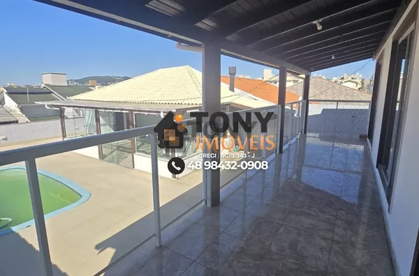 Casa com piscina de 3 dormitórios sendo 1 suíte localizada no bairro Areias - São José - SC.