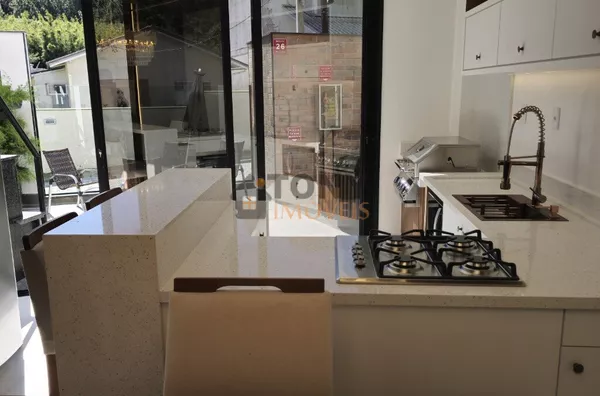 Belíssimo apartamento de 2 dormitórios, com mobília próximo ao mar em Governador Celso Ramos - Armação da Piedade.