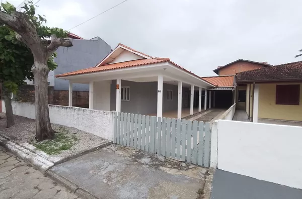 CASA COM 4 QUARTOS PERTO DA PRAIA DE FORA