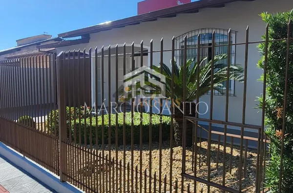 Linda casa de 3 quartos sendo 2 suítes localizada no Loteamento Vila Dourada no bairro Bela Vista - São José.