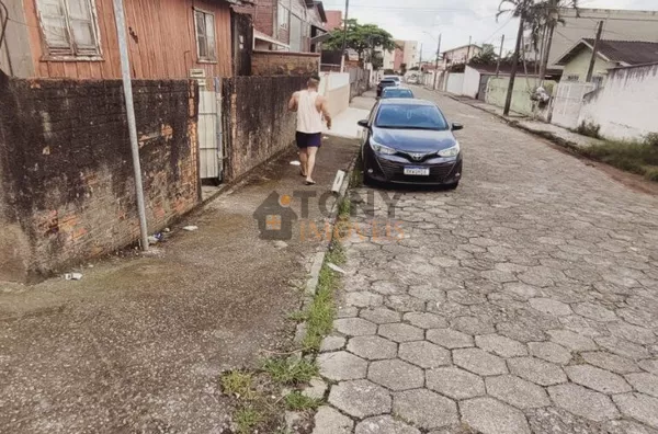 TERRENO DE ESQUINA COM 125M² BEM LOCALIZADO PERTO DE AREIAS 