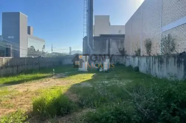 Terreno comercial de 563m2 com excelente localização na avenida das Torres  em São José - SC