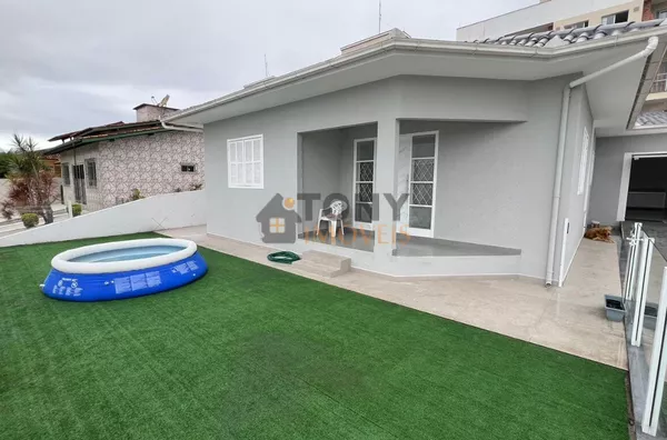 Excelente casa de 3 dormitórios e 2 suítes no bairro Serraria - São José.