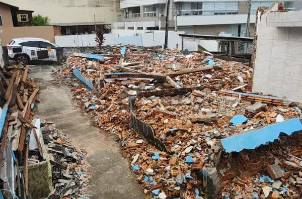 Execelente terreno de 300m2 próximo a faculdade Estácio de Sá, Barreiros - São José.