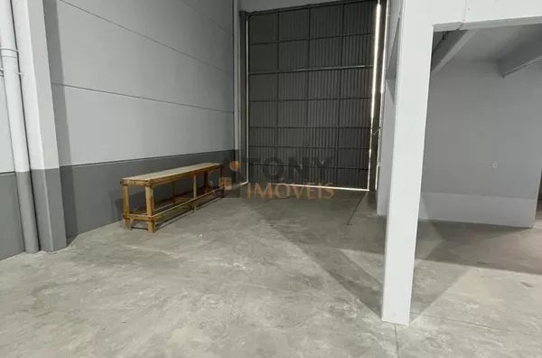 Galpão com 476m² - pé direito de 10 metros 