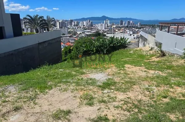 Terreno de 910m2 à venda no Bosque das Mansões - São José - SC.