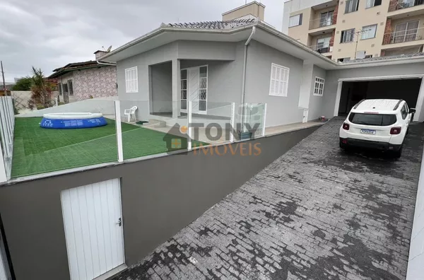 Excelente casa de 3 dormitórios e 2 suítes no bairro Serraria - São José.