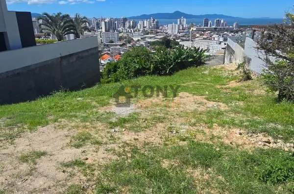 Terreno de 910m2 à venda no Bosque das Mansões - São José - SC.