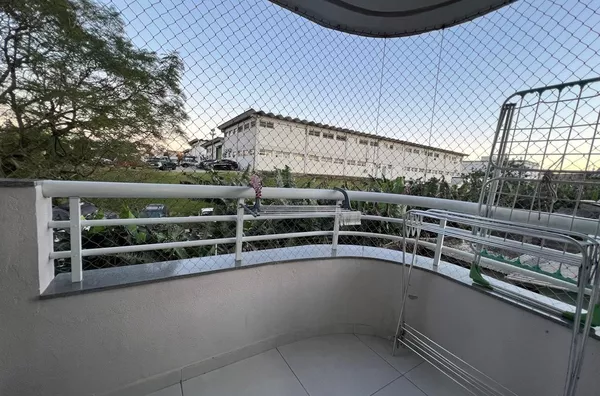 APARTAMENTO 2 QUARTOS EM AREIAS BEM LOCALIZADO