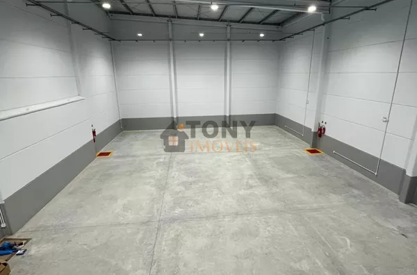 Galpão com 476m² - pé direito de 10 metros 