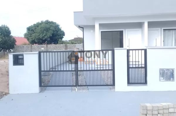 Casa 3 dormitórios  há 100 metros do MAR .