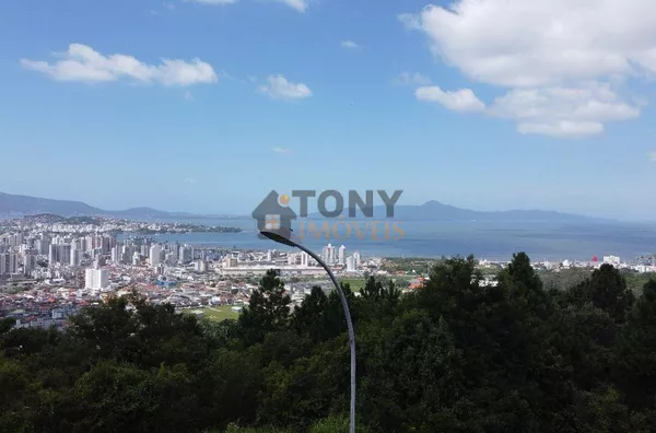 ÓTIMO TERRENO EM CONDOMÍNIO FECHADO COM VISTA MAR 