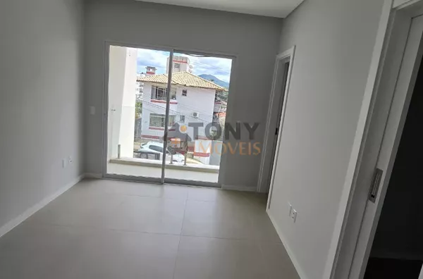 Sobrado com 150m² de 3 dormitórios sendo 1 suíte localizado no bairro Ipiranga - São José - SC.