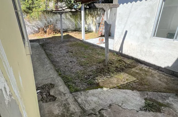 CASA COM 130 M² TERRENO COM 409 M²