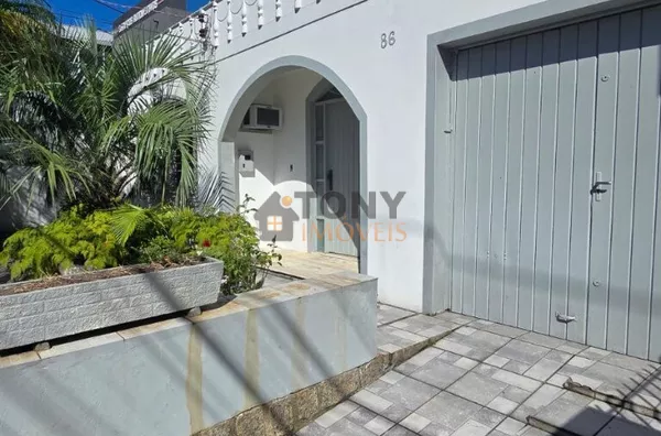 Casa de 3 dormitórios em Barreiros - São José localização estratégica em área mista.