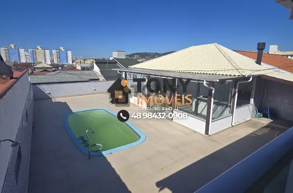 Casa com piscina de 3 dormitórios sendo 1 suíte localizada no bairro Areias - São José - SC.