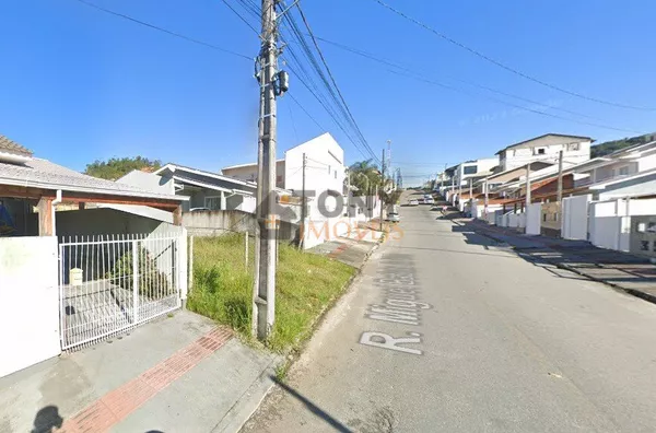 Excelente localização, na cara do gol, com excelentes comércios no entorno.