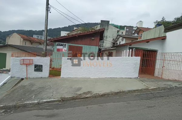 casa de madeira + terreno com 385 m² 