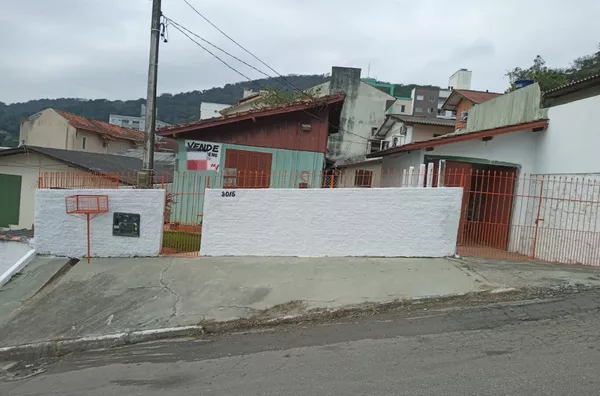casa de madeira + terreno com 385 m² 