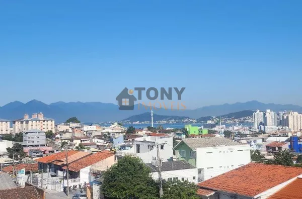 Sobrado de 3 quartos sendo duas suítes, localizado em Capoeiras - Florianópolis