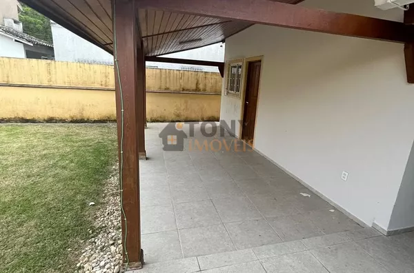 CASA COM 2 DORMITÓRIOS - VAGA PARA 3 CARROS