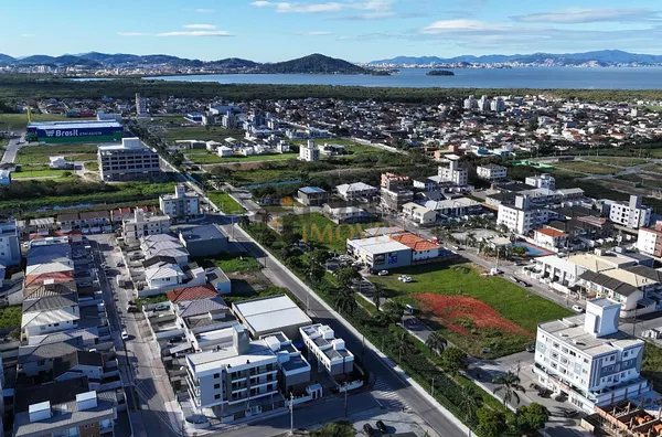 SOBRADO COM 3 QUARTOS 99M2 BEM LOCALIZADO