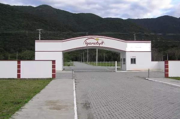 Amplos terrenos condomínio fechado próximo do mar 